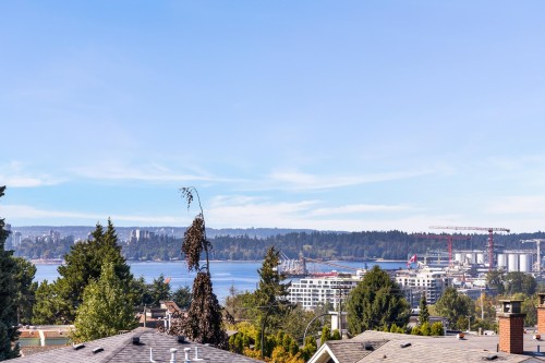 261 6Th Street W, North Vancouver, BC 