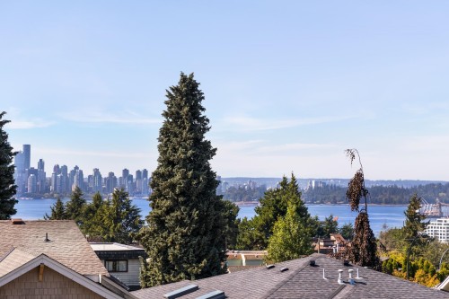 261 6Th Street W, North Vancouver, BC 