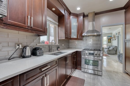 426 18Th Avenue E, Vancouver, BC 