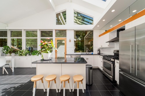 3985 Bayridge Avenue, West Vancouver, BC 