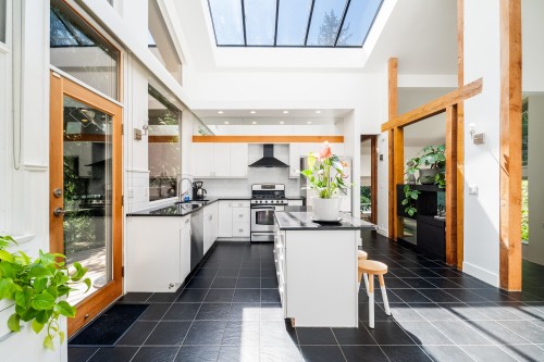 3985 Bayridge Avenue, West Vancouver, BC 