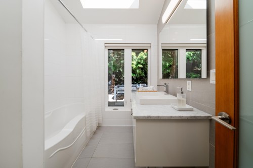 3985 Bayridge Avenue, West Vancouver, BC 