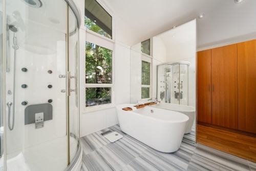 3985 Bayridge Avenue, West Vancouver, BC 