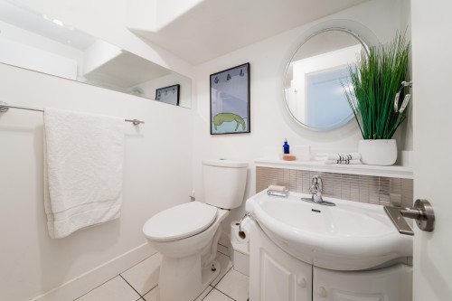 3985 Bayridge Avenue, West Vancouver, BC 