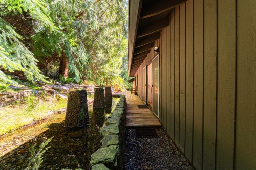 3985 Bayridge Avenue, West Vancouver, BC 