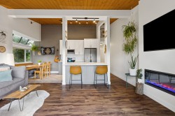 302-146 18th Street E North Vancouver, BC V7L 2X5