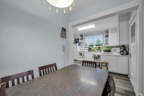 458 9Th Street E, North Vancouver, BC 