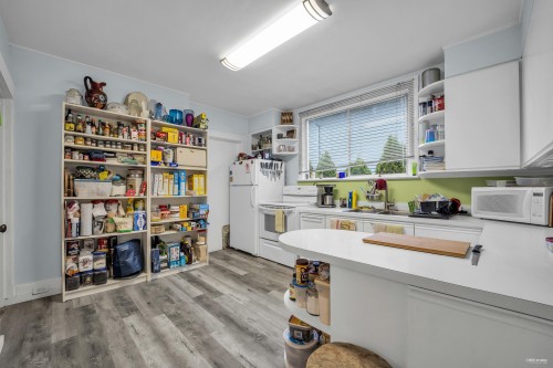 458 9Th Street E, North Vancouver, BC 