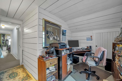 458 9Th Street E, North Vancouver, BC 