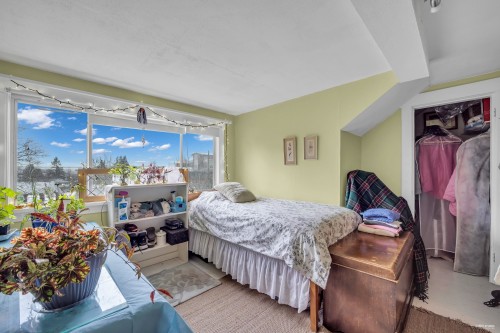 458 9Th Street E, North Vancouver, BC 