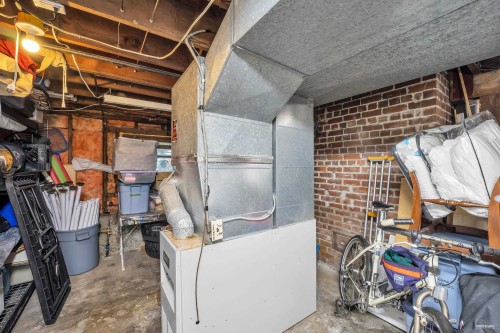 458 9Th Street E, North Vancouver, BC 