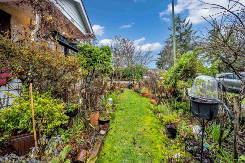 458 9Th Street E, North Vancouver, BC 