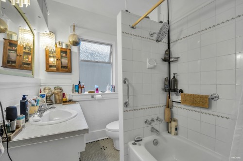 458 9Th Street E, North Vancouver, BC 