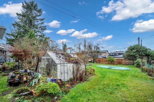 458 9Th Street E, North Vancouver, BC 