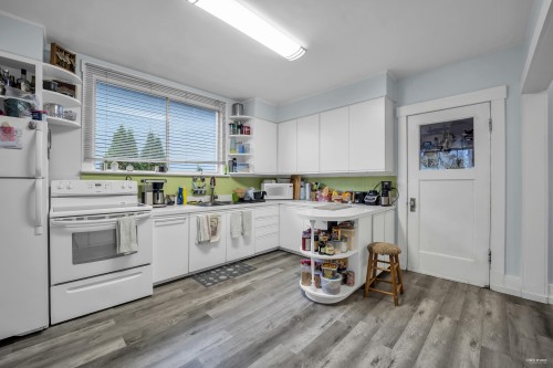 458 9Th Street E, North Vancouver, BC 