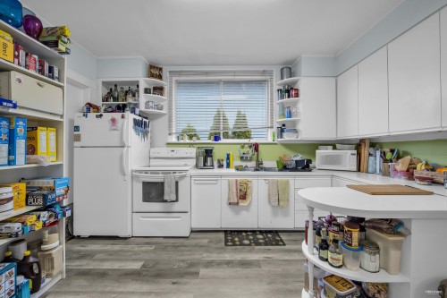 458 9Th Street E, North Vancouver, BC 