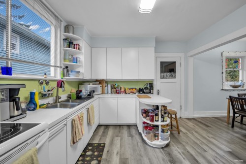 458 9Th Street E, North Vancouver, BC 