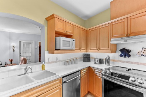 343-3098 Guildford Way, Coquitlam, BC 