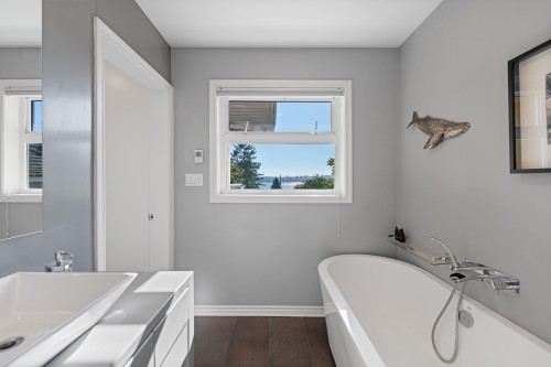 412 2Nd Street E, North Vancouver, BC 