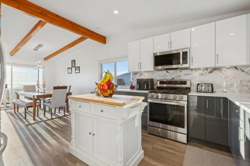 637 Alpine Court, North Vancouver, BC 