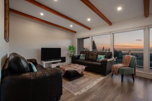 637 Alpine Court, North Vancouver, BC 