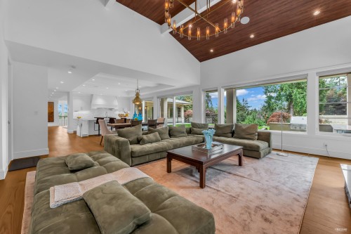 565 Robin Hood Road, West Vancouver, BC 