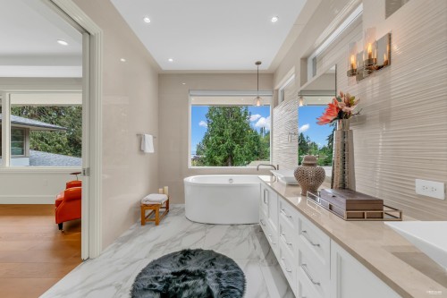 565 Robin Hood Road, West Vancouver, BC 