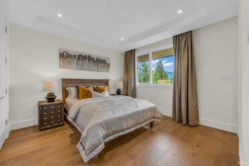 565 Robin Hood Road, West Vancouver, BC 