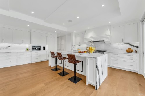 565 Robin Hood Road, West Vancouver, BC 