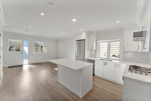 2227 16Th Avenue W, Vancouver, BC 