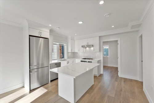 2227 16Th Avenue W, Vancouver, BC 