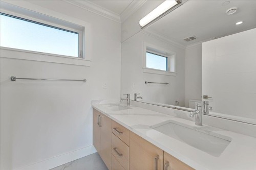 2227 16Th Avenue W, Vancouver, BC 