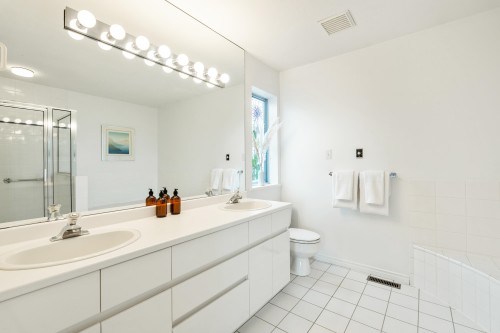 2372 Kings Avenue, West Vancouver, BC 