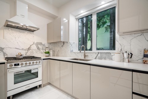 1203 38Th Avenue W, Vancouver, BC 