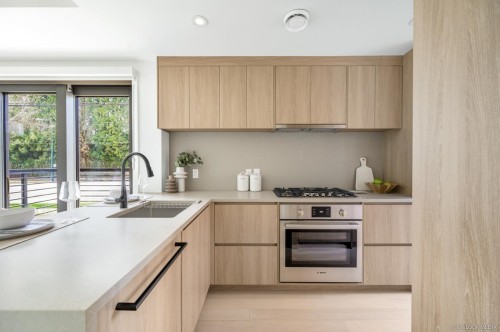 6322 Oak Street, Vancouver, BC 