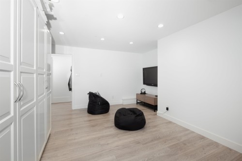 1095 Keith Road W, North Vancouver, BC 