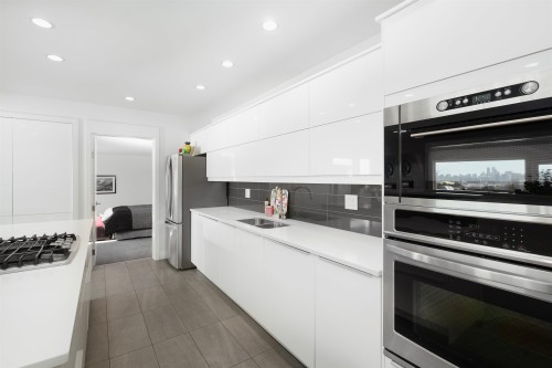 1095 Keith Road W, North Vancouver, BC 