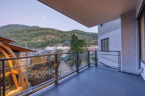 201-6707 Nelson Avenue, West Vancouver, BC 