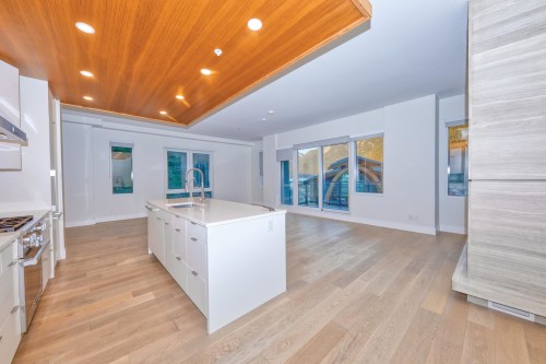 201-6707 Nelson Avenue, West Vancouver, BC 