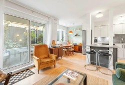 2133 Dundas Street  Vancouver, BC V5L 1J7