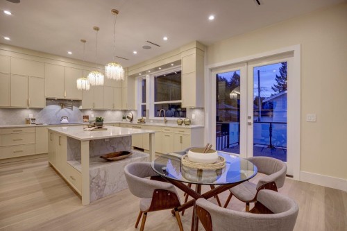 361 22Nd Street E, North Vancouver, BC 