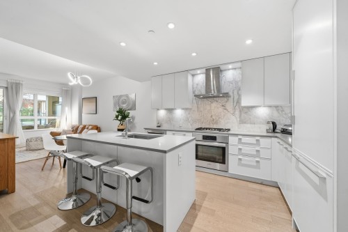 201-3220 Connaught Crescent, North Vancouver, BC 