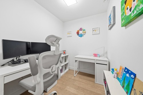 201-3220 Connaught Crescent, North Vancouver, BC 