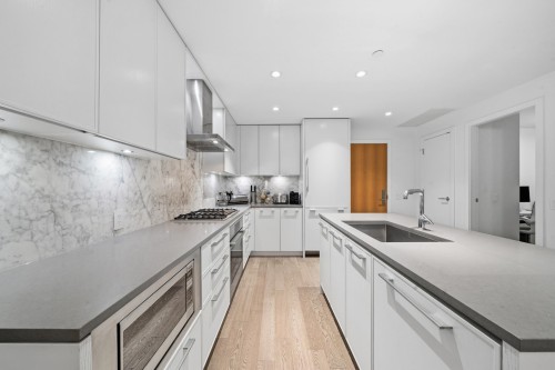 201-3220 Connaught Crescent, North Vancouver, BC 