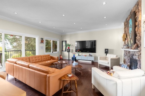 324 24Th Street E, North Vancouver, BC 