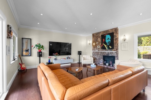 324 24Th Street E, North Vancouver, BC 