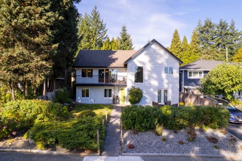 324 24Th Street E, North Vancouver, BC 