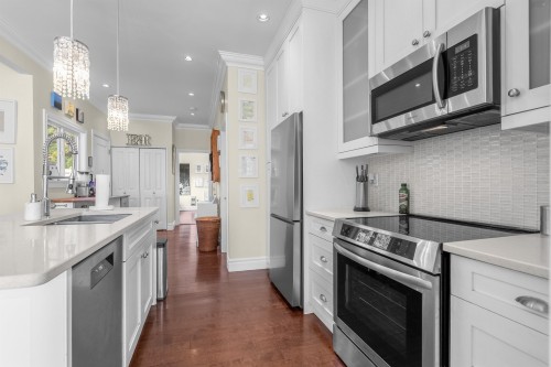 324 24Th Street E, North Vancouver, BC 