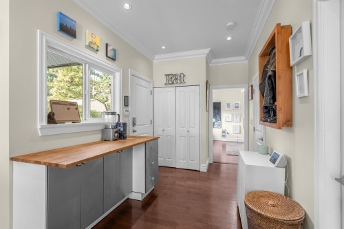 324 24Th Street E, North Vancouver, BC 