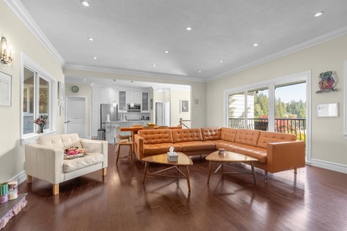 324 24Th Street E, North Vancouver, BC 